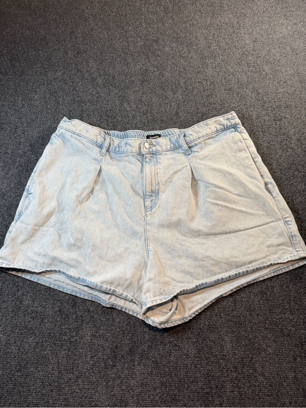 Express Light Wash High Rise Pleated Denim Shorts Size XL 3.5 Inch Inseam